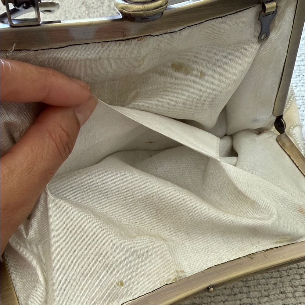 Vintage-Inspired Cream Clutch with Gold Handle - Picture 11 of 11